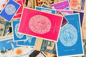 Több ezer darabos gyufacímke kötegelve és ömlesztve