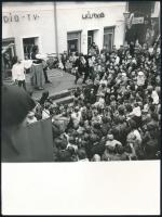 1975 Szentendrei játékok, utcai színpadi előadás, publikált fotó, 23×18 cm