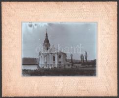 1900 Az akkor újonnan épített diósgyőri templom közvetlenül a vár mellett, Büdy Gyula kartonra kasírozott fotója, jelzés nélkül, 12×17 cm