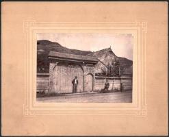 cca 1890 Mezőtelegd (Erdély), Gábori Lajos portája faragott székelykapuval, kartonra kasírozott fotó, 12,5×17 cm