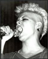 cca 1990 Botos Kriszta punk énekesnő (Auróra) fellépése a Fekete Lyuk alternatív zenei központban, Zetényi Zoltán fotóművész publikált fotója, hátoldalon pecséttel jelzett, szép állapotban, 30×24 cm