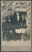 cca 1910 Vámbéry Rusztem (1872-1948) polgári radikális publicista, Vámbéry Ármin orientalista fia családjával a berchtesgadeni bányánál, keményhátú fotó, feliratozva, 10×6 cm
