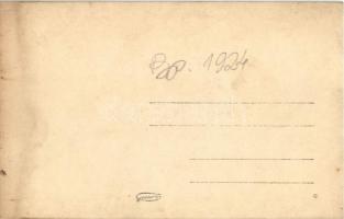 1924 Budapest, hirdetőoszlop kisgyerekkel, Vígszínház és Nemzeti színház előadásainak reklámja. phot...