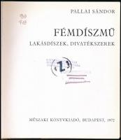 Pallai Sándor: Fémdíszmű. Lakásdíszek, divatékszerek. Bp.,1972, Műszaki. Első kiadás. Fekete-fehér f...