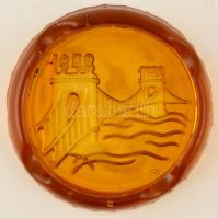 Lánchidat  ábrázoló öntött üveg hamutál. d: 12 cm