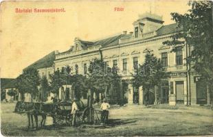 Szamosújvár, Gherla; Fő tér, Florián J. és Todorán E. üzlete, vizes hordót töltenek a kútnál. W.L. 1890. / main square, shops, filling water barrels at the well (fa)