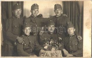 8 db régi első és második világháborús katonai képeslap és fotó, K.u.K. katonák, honvédek / 8 pre-19...