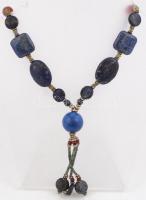 Lapis-lazuli, karneol elemekből készült nyaklánc, h: 32 cm