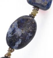 Lapis-lazuli, karneol elemekből készült nyaklánc, h: 32 cm