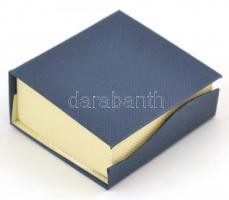 Türkizszínű fülbevalópár, dobozban