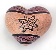Szív amulett, faragott, festett zsírkő, 4,5×4 cm