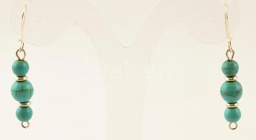 Ezüst(Ag) türkizszínű gyöngyökkel díszített fülbevalópár, jelzett, h: 2,5 cm, bruttó: 3,1 g
