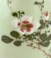 Virágmintás porcelán váza, kézzel festett, jelzés nélkül, kis kopásnyomokkal, m: 17 cm