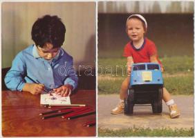 52 db MODERN motívum képeslap: gyerek. vegyes minőség / 52 modern motive postcards: children. mixed quality