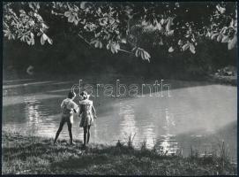 Berekméri Zoltán (1923-1988): Játék a folyóparton, feliratozott fotóművészeti alkotás, 17×23 cm