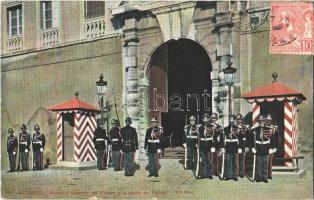 Monaco, Garde dhomeur du Prince a la porte du Palais / honour guard at the gate of the Princes Palace. TCV card