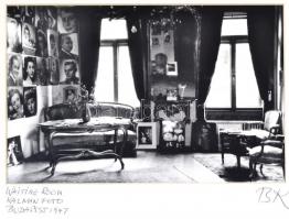 1947 Kálmán Béla (1921-2011): Waiting Room, feliratozott, aláírt fotó, paszpartuban, 20×25 cm
