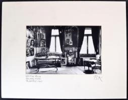 1947 Kálmán Béla (1921-2011): Waiting Room, feliratozott, aláírt fotó, paszpartuban, 20×25 cm