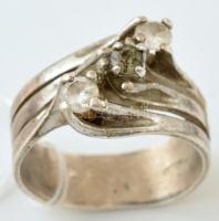 Ezüst gyűrű, 3 kővel. 5,2 g, méret: 52