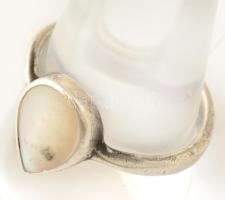 Ezüst gyűrű gyönygház díszítéssel 3,4 g, méret: 55