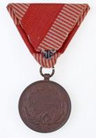 1917. "Károly Bronz Vitézségi Érem" Br kitüntetés nem eredeti mellszalagon. Szign.: Kautsc...