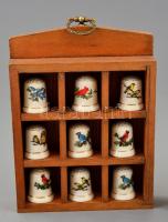 9 db madár motívumos porcelán gyűszű + 6 db bohóc motívumú porcelán gyűszű fa tartóban