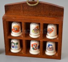 9 db madár motívumos porcelán gyűszű + 6 db bohóc motívumú porcelán gyűszű fa tartóban