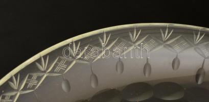 Talpas gyümölcs-kínálótál. Metszett üveg, palástján csiszolt díszítéssel. m: 21 cm, d: 28 cm