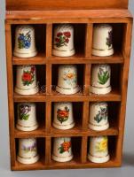 9 db madár motívumú porcelán gyűszű + 12 db virágos porcelán gyűszű, fa tartóban