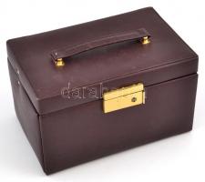 Bordó bizsutartó bőrönd, benne néhány bizsuval, 24×15×14 cm