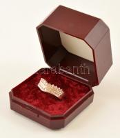 Ezüst gyűrű cirkón kövekkel 4,8 g. Dobozában