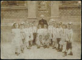 cca 1900 Gyerekek csoportképe, a háttérben Törley reklámmal, keményhátú fotó, kopott, foltos, körbevágott, 14x19 cm
