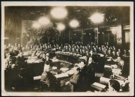 1930 Genf, Az ülésező nemzetközi szén-konferencia résztvevői, sajtó fotó (F, Szanto/Képes P. H. bélyegzésekkel), a hátoldalán feliratozva, az alsó sarkain törésnyommal, 13x18 cm