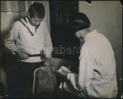 cca 1930-1940 Gyerekek kalapáccsal, fotó, a hátoldalán pecsétekkel és feliratozva, a felületén kis sérüléssel, kis hiánnyal, 17x22 cm
