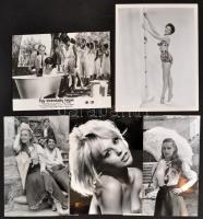 cca 1940-1980 Vegyes fotó tétel filmszínésznőkről, 10 db, Caroline Wells, Jeanne Moreau, Ornella Mut...