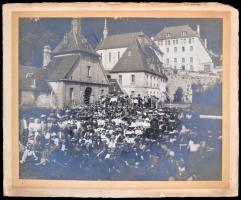 cca 1910 Csoportkép azonosítatlan helyszínen, fotó kartonon, körbevágott, 26x33 cm