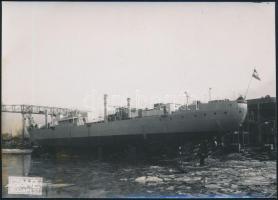 cca 1930 Az Ungvár nevű Ganz hajó a sólyán. 18x12 cm