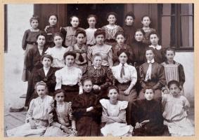 cca 1900-1910 40 db régi iskolai csoportkép, fotók kartonon, közte feliratozottak, változó állapotba...