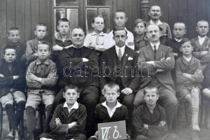 cca 1900-1910 40 db régi iskolai csoportkép, fotók kartonon, közte feliratozottak, változó állapotba...