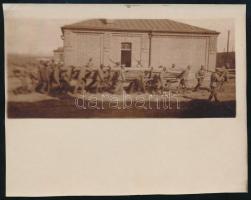 1917 Pjescsanka hadifogoly tábor, magyar hadifoglyokkal. Feliratozott fotó 11x8,5 cm