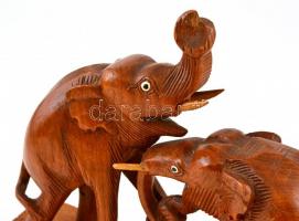 Elefántok, faragott fa szobor, m: 19 cm, 25x6 cm