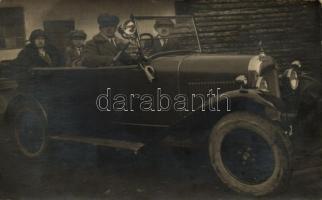 1925 Zenica, család autóban / family in automobile. photo