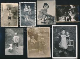cca 1930-1950 Gyerekek játékkal, 7 db fotó, 8x6 cm és 12x9 cm közötti méretben