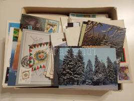Átnézetlen képeslapgyűjtemény hagyatékból 13 db kekszes papír dobozban