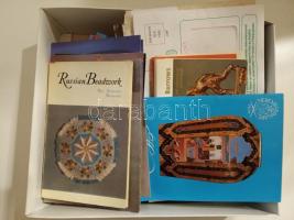 Átnézetlen képeslapgyűjtemény hagyatékból 13 db kekszes papír dobozban