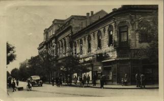 1952 Békéscsaba, utca, automobil, kerékpáros hölgy, 53. sz. áruda és háztartási bolt. Művészeti Alkotások kiadása (Rb)