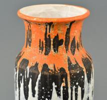 Gorka Lívia (1925-2011): Narancs-fekete váza. Festett mázas kerámia, jelzett, apró mázhiánnyal, kopá...