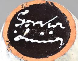 Gorka Lívia (1925-2011): Narancs-fekete váza. Festett mázas kerámia, jelzett, apró mázhiánnyal, kopá...