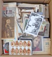 Kb. 1800 db RÉGI romantikus motívum képeslap dobozban: hölgyek, gyerekek és fotók. Vegyes minőség / Cca. 1800 pre-1960 romantic motive postcards in a box: lady, children, photos. Mixed quality