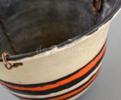 Gorka Lívia (1925-2011):Csíkos kaspó. Festett mázas kerámia, jelzett, belül kopásnyomokkal, m:11 cm,...